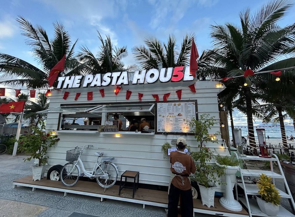 薪窯で焼いたピザとボロネーゼパスタ