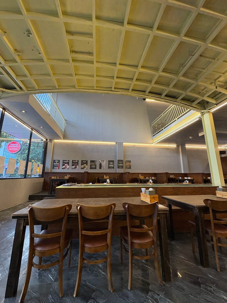 店内の样子。テーブルごとに仕切りがあります