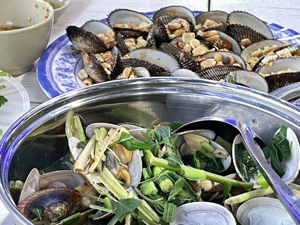 生け簀から選んだ魚介の料理