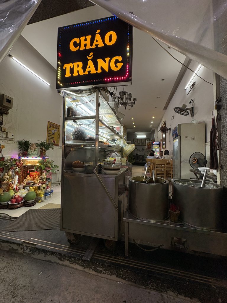 ダナン・ハイチャウ区のお粥食堂 Quán Cháo 100 の店先