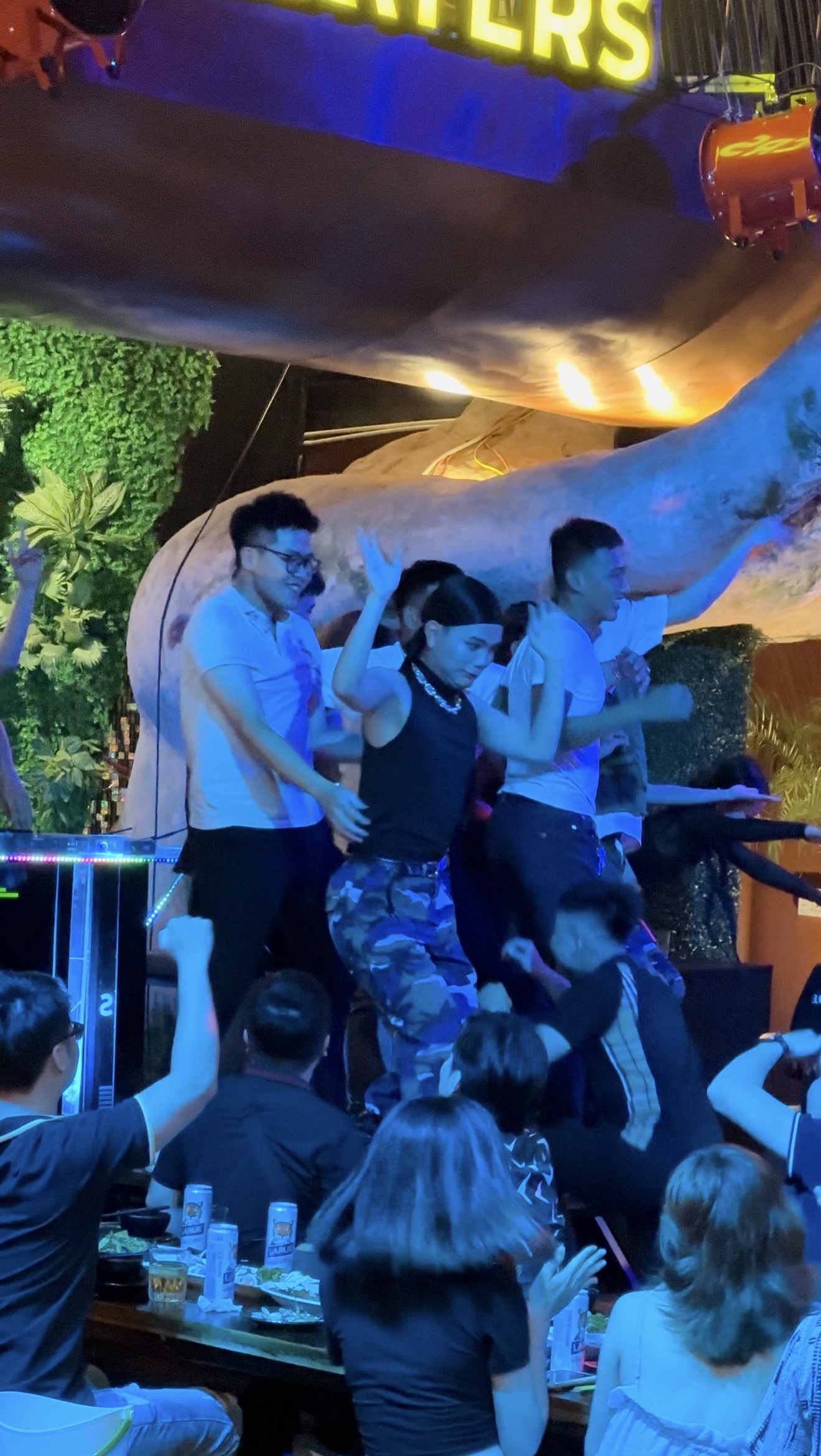 ステージで踊る男女のダンサー