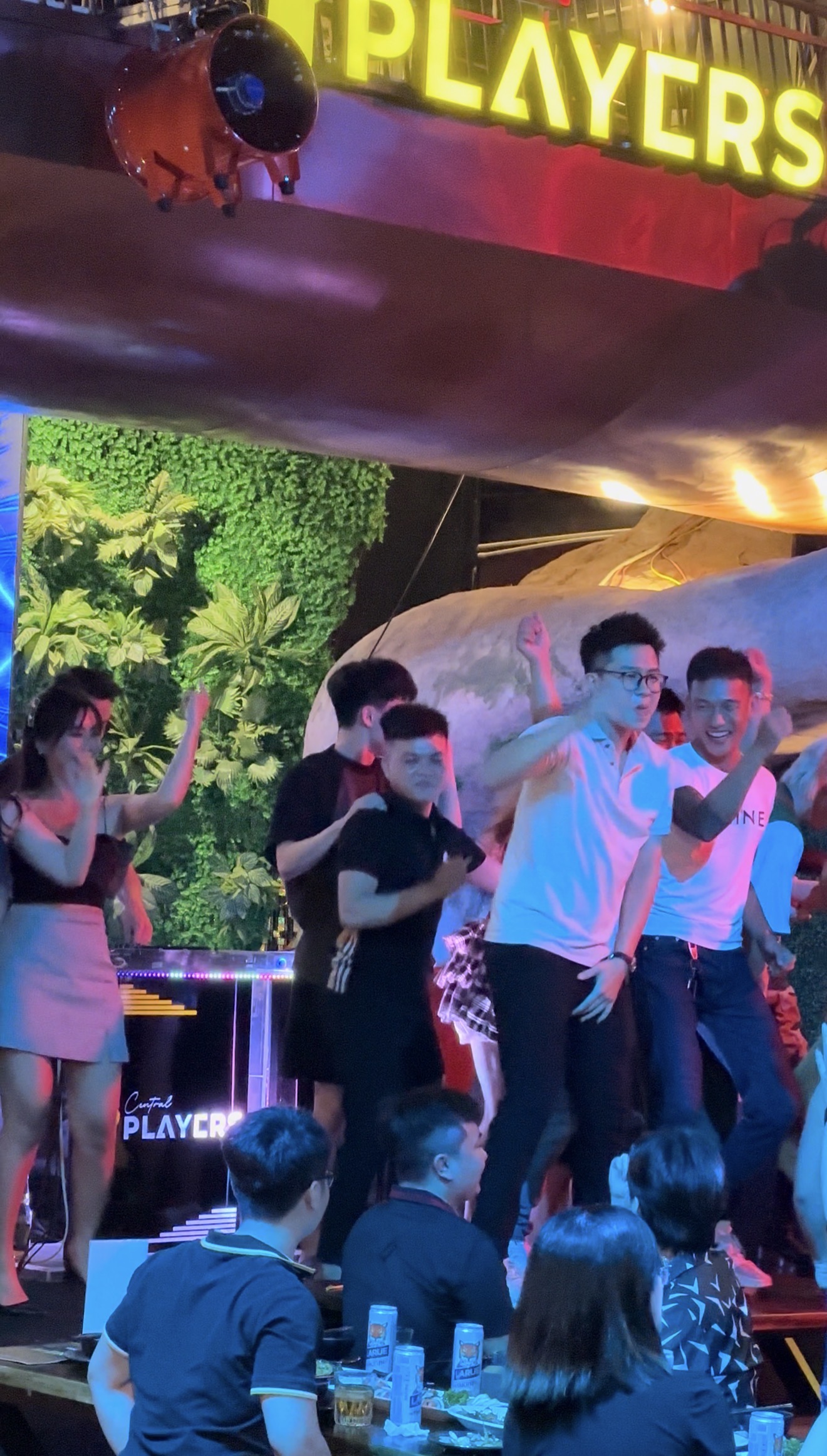 21時以降にDJが登場して盛り上がる店内