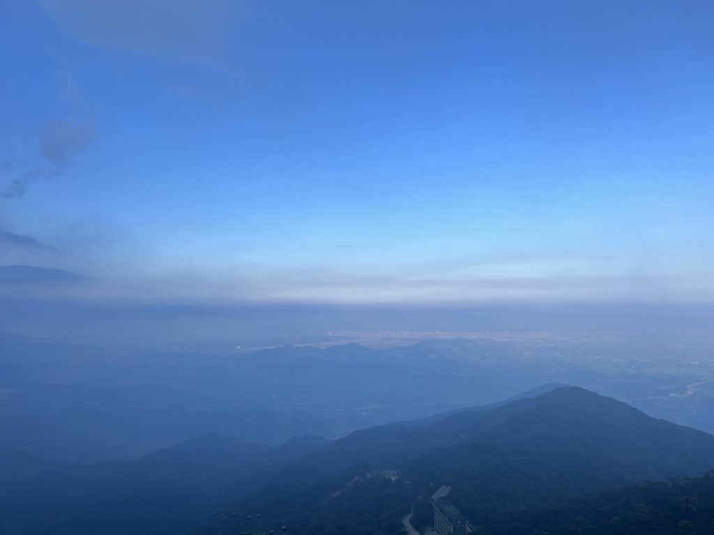 バーナーヒルズから見下ろした雲の層と遠くのダナン市街