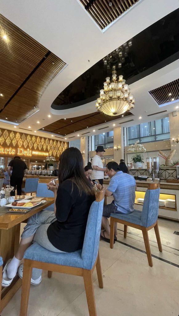 Paris Deli Danang Beach Hotelの客室から見た夜の海岸道路