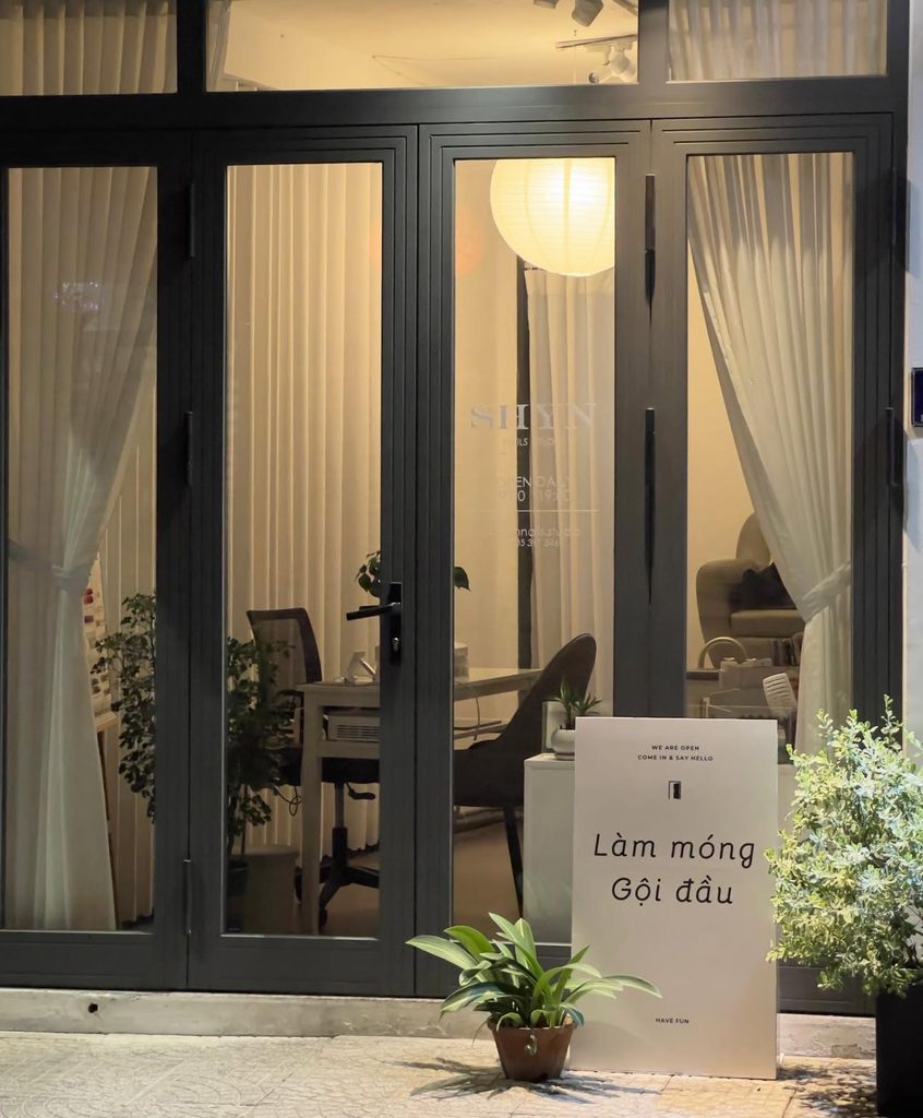 SHYN Nail Studioで仕上げてもらったホワイト系のネイル