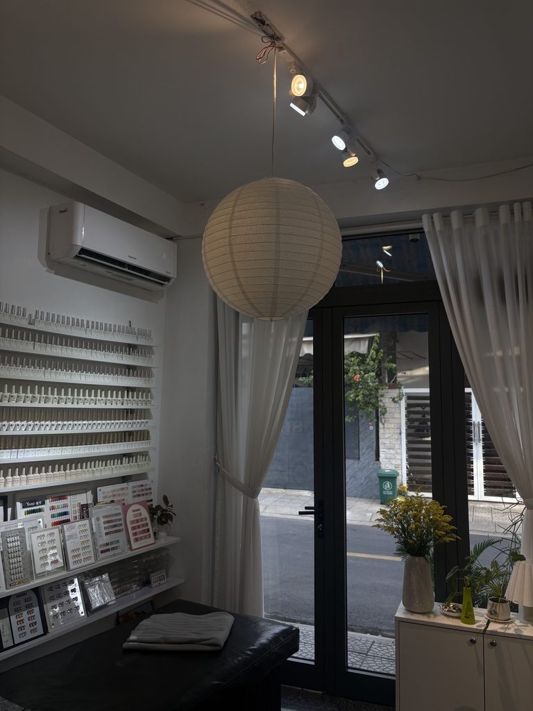 白を基調としたSHYN Nail Studioの店内