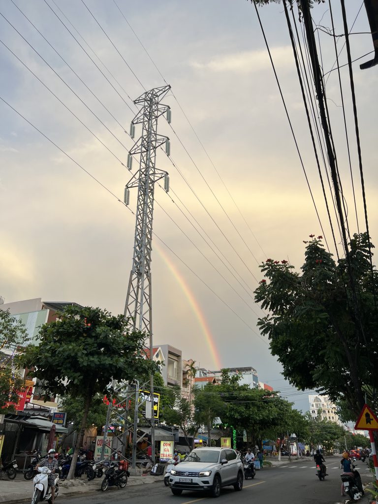 雨上がりのダナン市内に出た虹