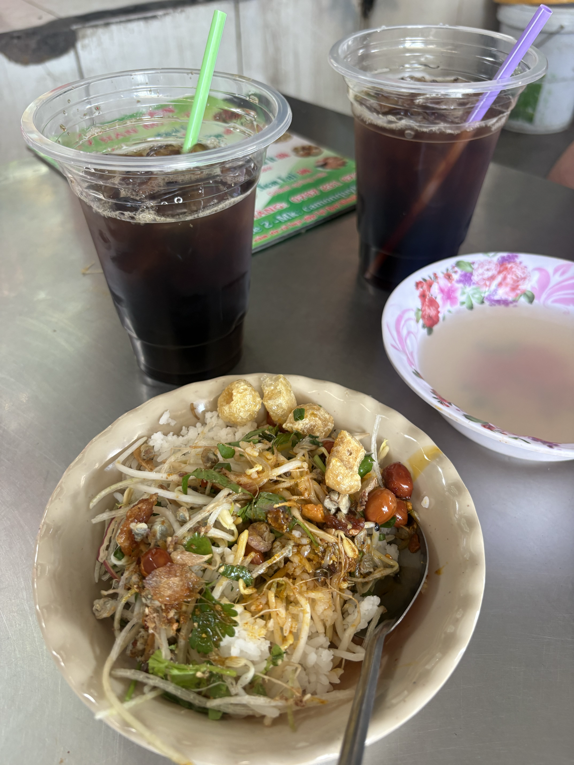 フエ名物コムヘン（しじみご飯）と、しじみのゆで汁のスープ