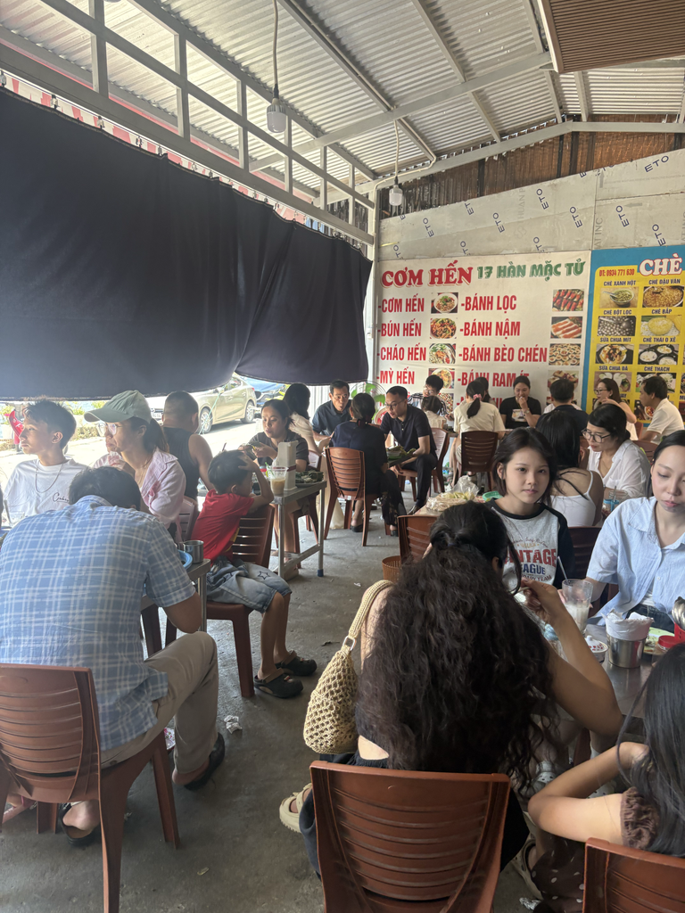 地元の人と旅行者でにぎわうCơm Hến 17の店内