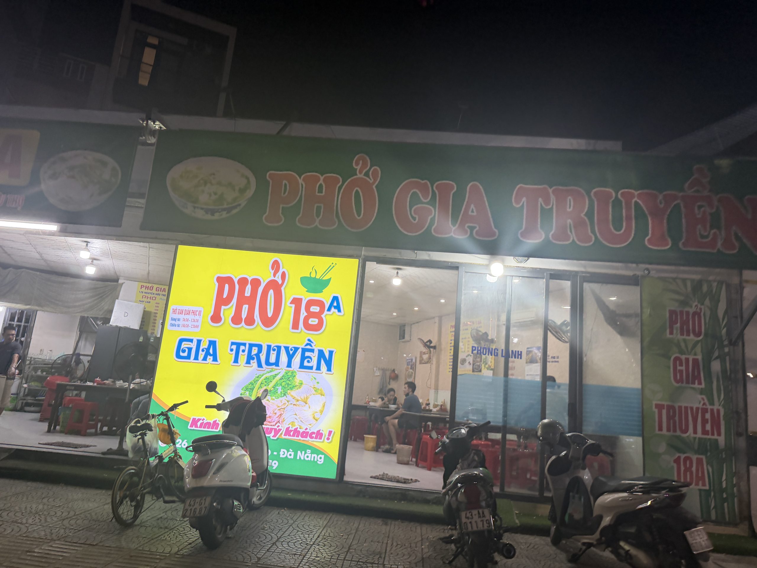 ダナン グエン・フー・ト通りのフォー店 Phở Gia Truyền 18A の外観
