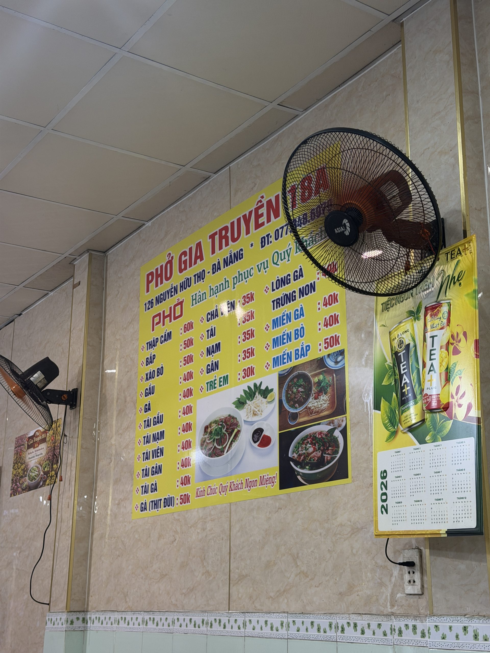 Phở Gia Truyền 18A 店内のメニュー表と価格
