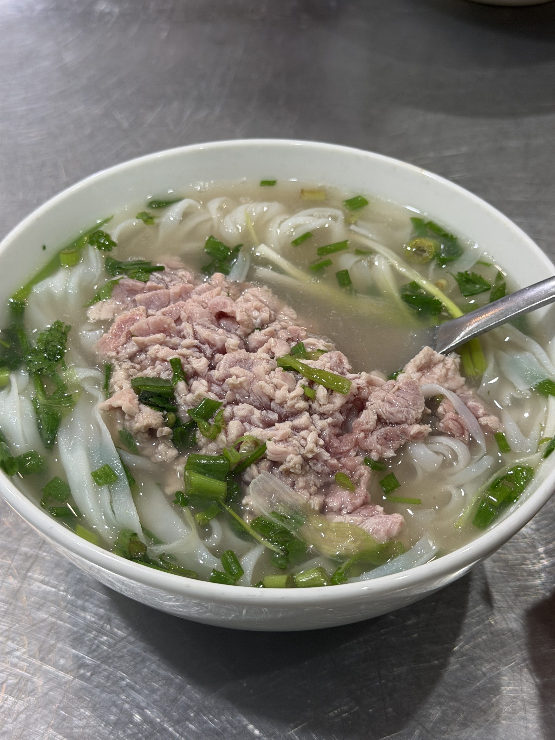 ダナンのフォー 幅広の米の麺と澄んだスープ