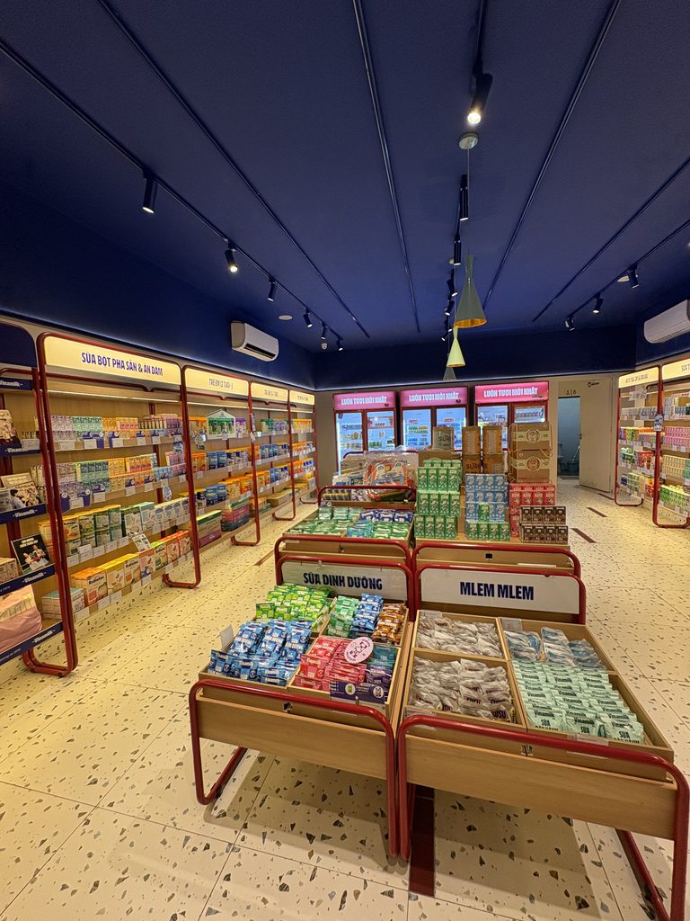 ビナミルク専門店の売り場表示と栄養強化ミルクの台