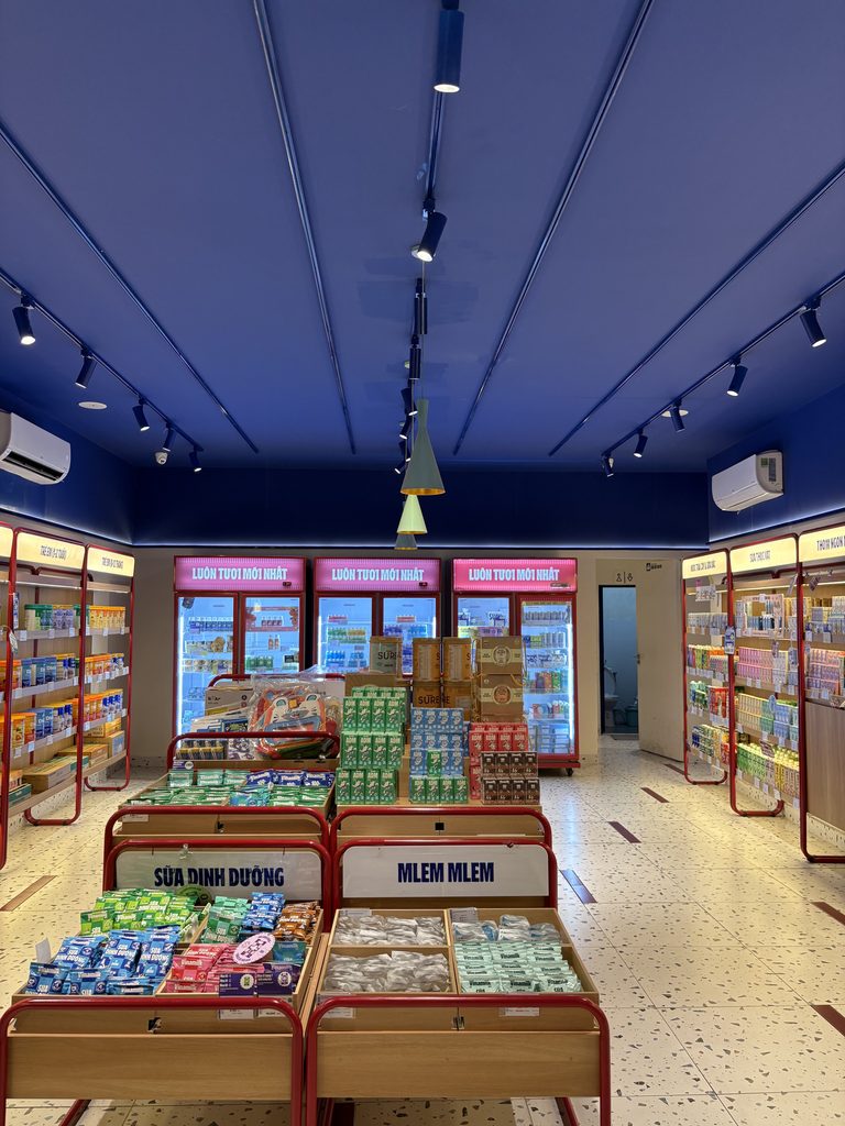 ダナンのビナミルク専門店の店内と奥の冷蔵ケース