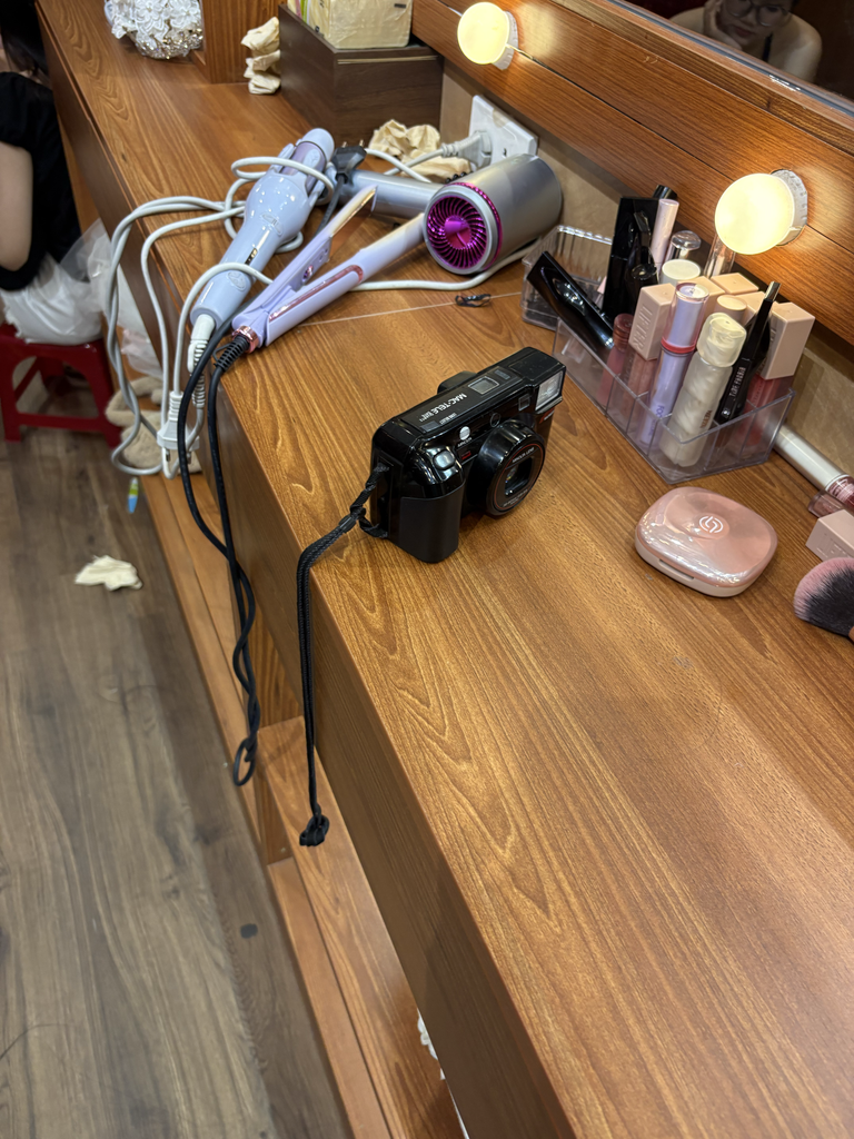 Contrast Photo のメイク台に置かれたヘアアイロンやドライヤー、メイク用品