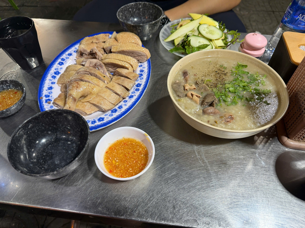 ダナンの鴨料理の食堂 Cô Chủ Nhỏ の茹で鴨と内臓入りのお粥