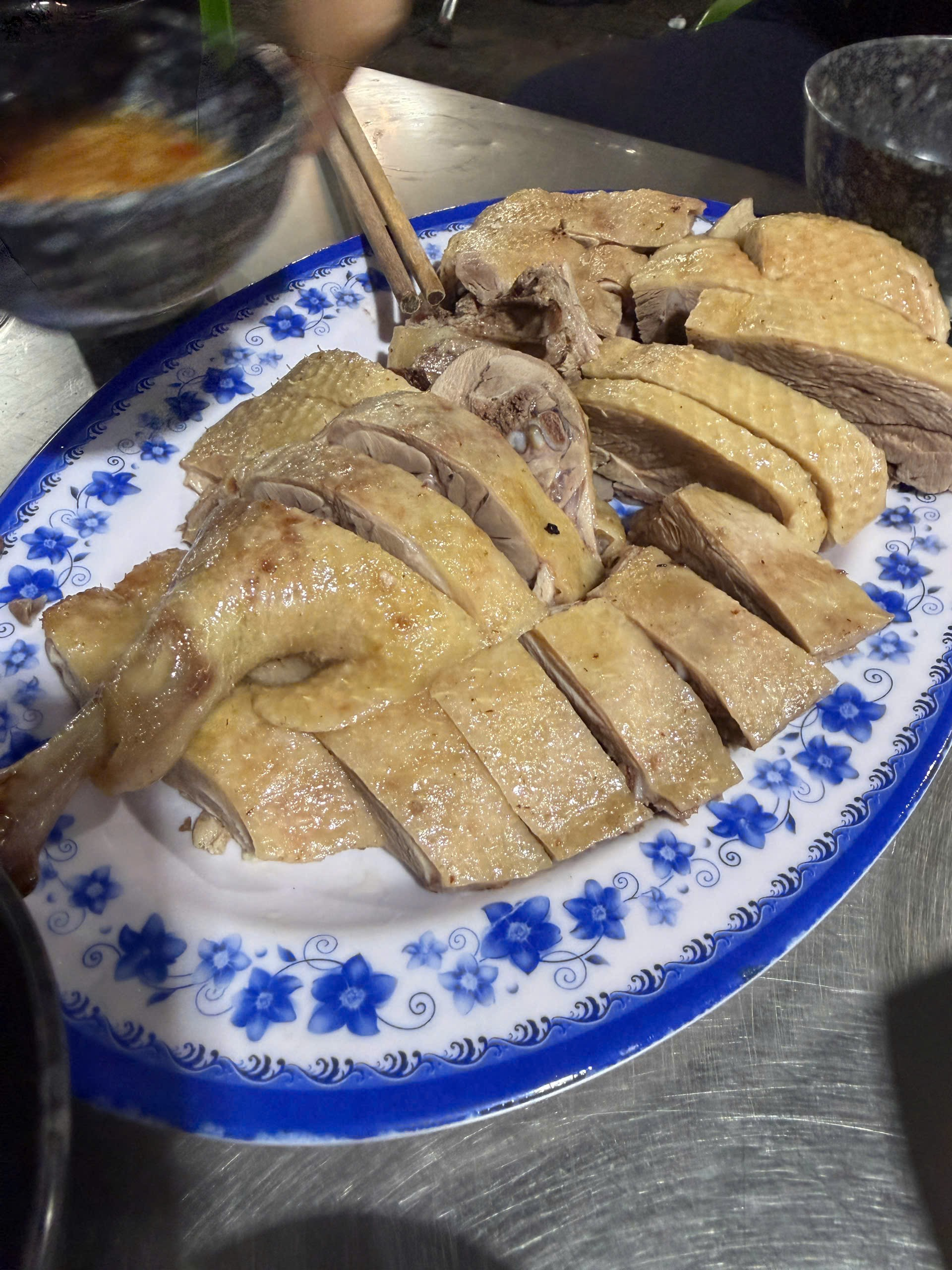ダナンの茹で鴨 半羽分を骨ごと切り分けたひと皿