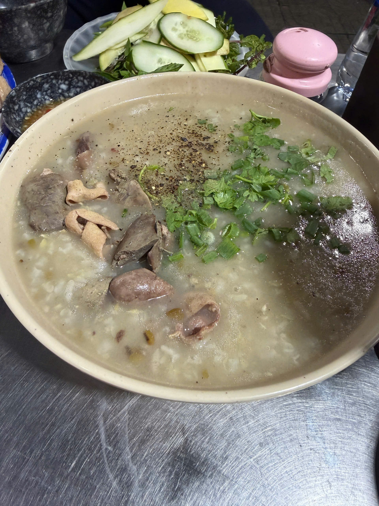 ダナンのローカル食堂のレバーや砂肝が入ったお粥