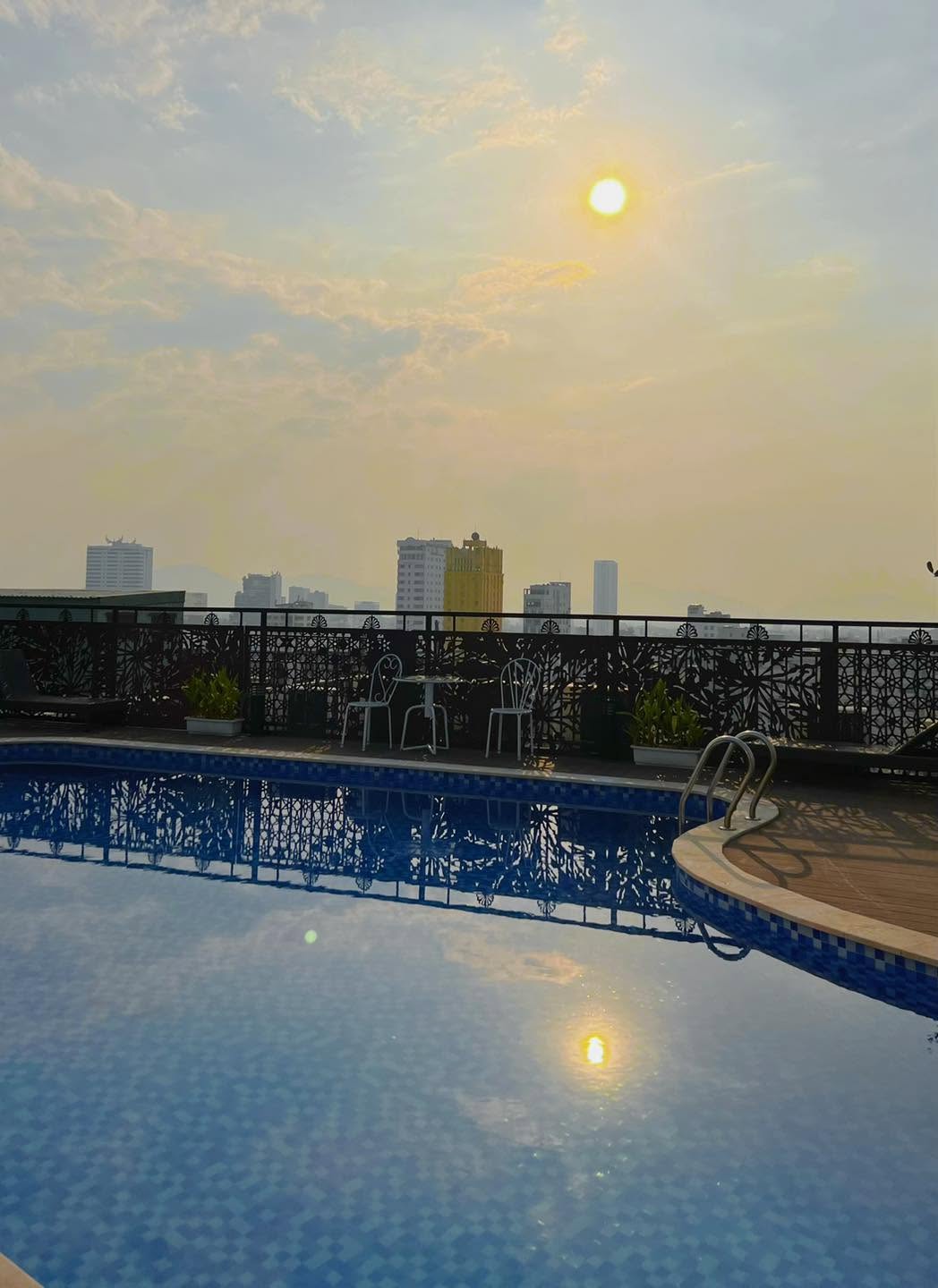 夕日が沈む時間のPariat River Front Hotel屋上プール