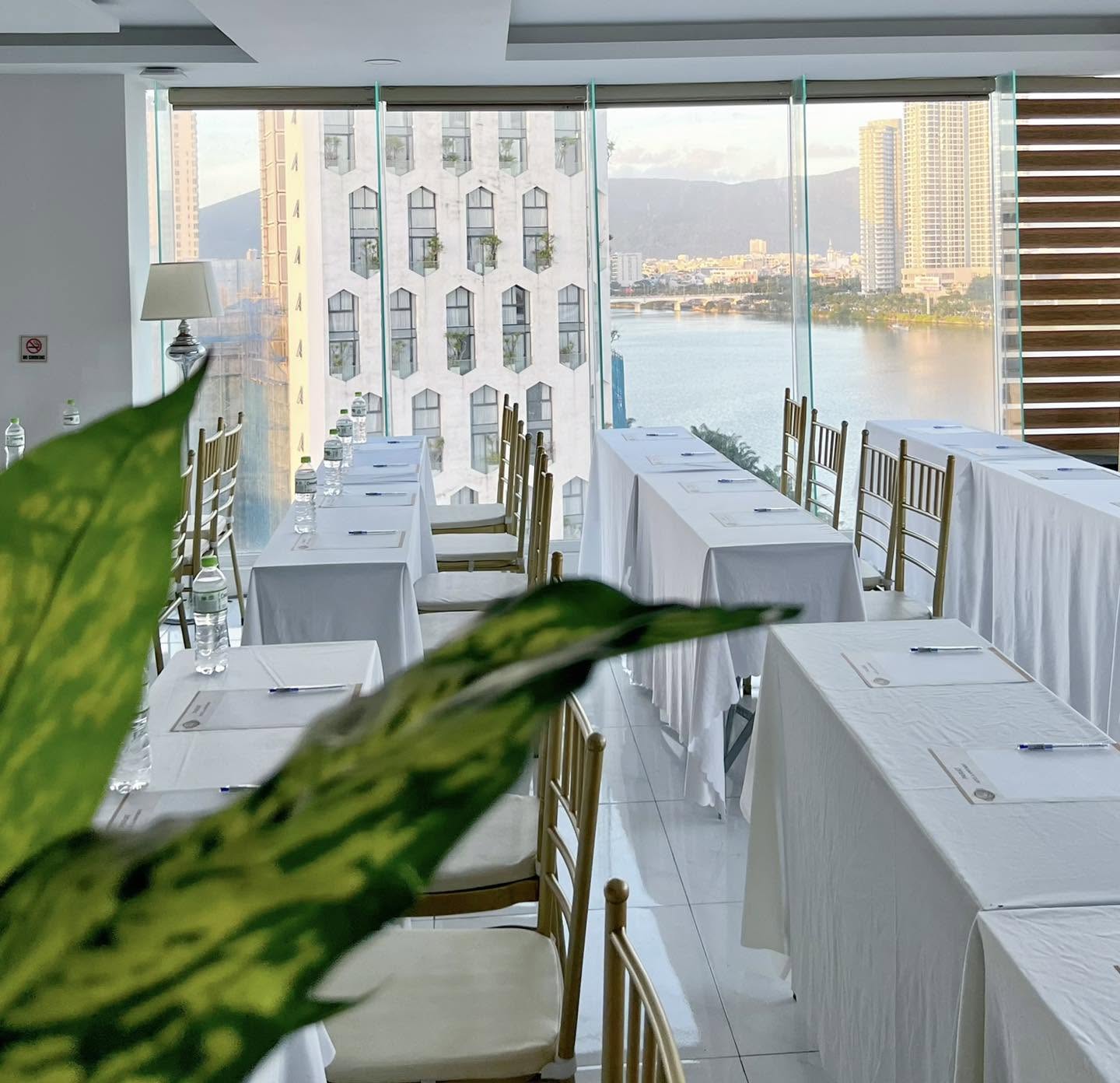 Pariat River Front Hotelの高層階から見たハン川と山並み